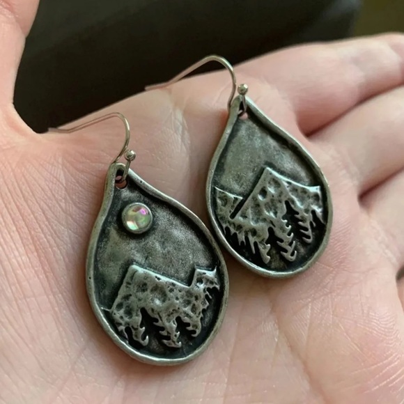 🏔 Vintage Mountain Engraved Retro Earrings 🏔 - Picture 4 of 7